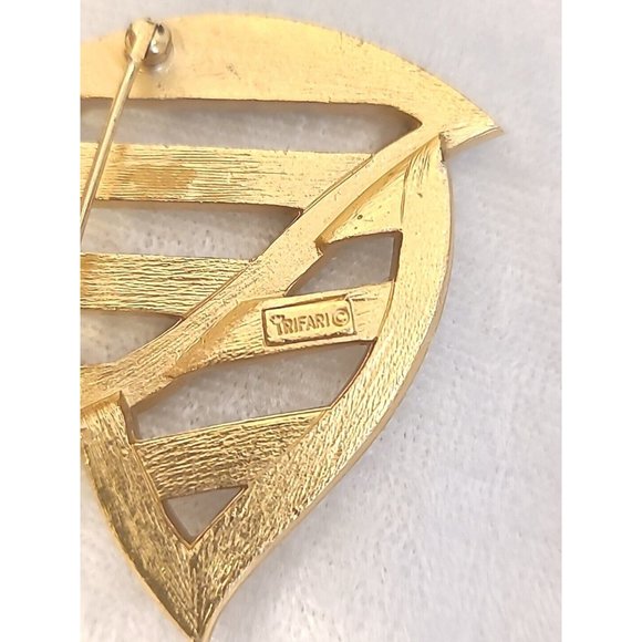 CROWN TRIFARI 2.25" Brooch Pin WHITE ENAMEL Leaf GOLDTONE Vintage - Picture 6 of 8